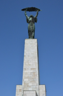 Mit tart a kezében a Gellért-hegyi Szabadság szobor nőalakja? ( Kisfaludi Strobl Zsigmond alkotása)