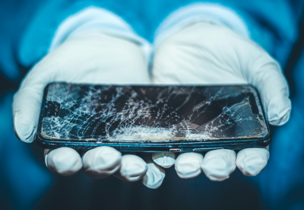 Hogyan lehet adatokat menteni egy sérült, összetört mobiltelefonból?