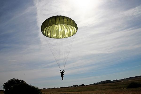 A cigány ejtőernyős kiképzésen van a honvédségnél
