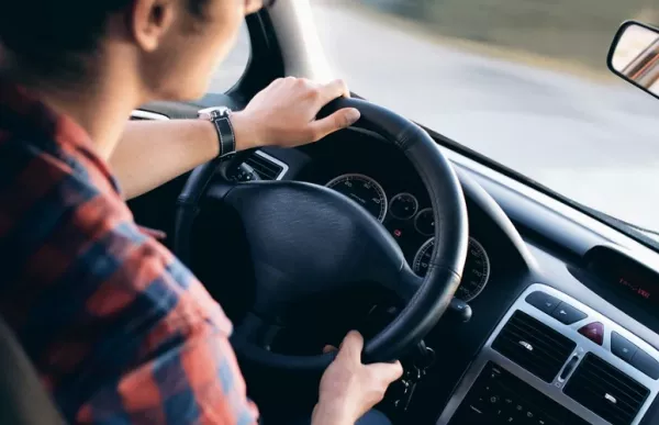 Ki vezethet gépkocsit? Mi a jármű vezetés személyi feltétele? Miért nem lehet mobilozni autó vezetés közben?