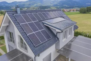 Termelő-fogyasztó jelentése: hogyan változtatja meg a villamos energia használatát a saját termelés?