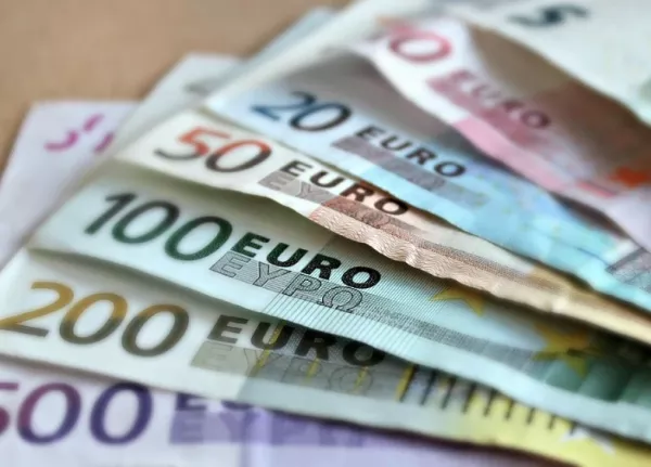 Euróban érdemes befektetni magyar embernek, akinek forintban van a jövedelme?
