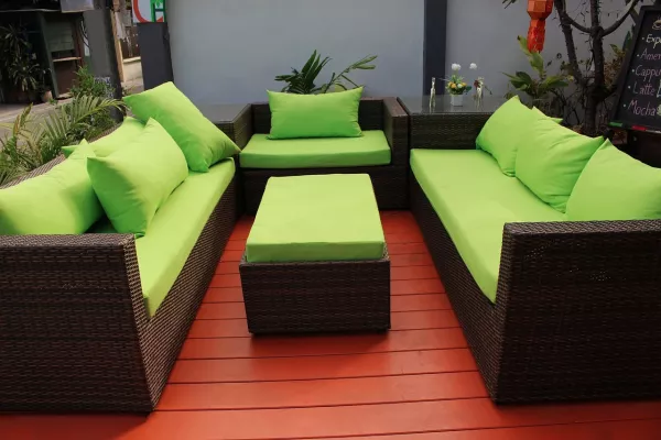 A lounge-életérzés és a tökéletes kerti bútor alapanyag
