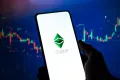 Ethereum (ETH) és Synthetix (SNX) tartja a bullish momentumot, miközben egy új mém-coin 125%-ot rakétázik