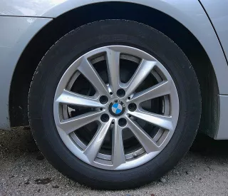 Nyaralás előtt ne csak a bőröndöt ellenőrizzük – a biztonság az abroncsoknál kezdődik