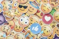 Táskás szem és kopár fa – ezek az idei év emoji trendjei