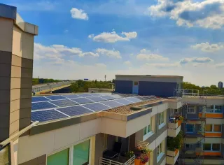 Otthoni napenergia-termelés szabályai 2026: engedélyezés, elszámolás és megtérülés
