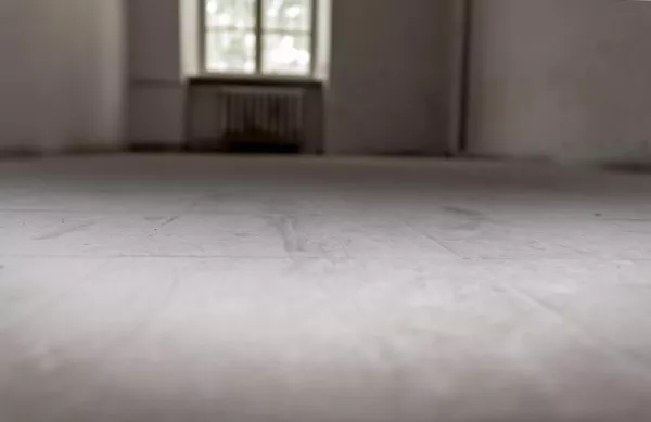 A tartós és rendezett terek alapja: az önterülő műgyanta padló előnyei