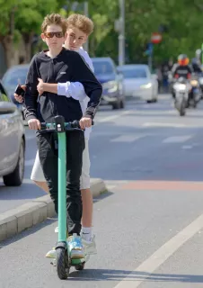 A bérelt e-rollerek viszik a prímet a rolleres károkozásokban, ezért is sürgető a szabályozás