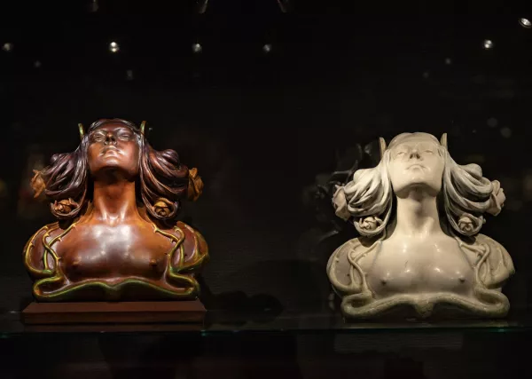 Erotikus mellszobor és monumentális Vaszary kerámia - a budapesti Zsolnay-kiállítás legmerészebb darabjai