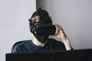 Hogyan változtathatja meg a mesterséges intelligencia és a VR az online szórakoztatás jövőjét