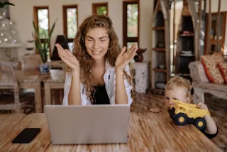 Gyerekek a háttérben, határidők a nyakunkon: túlélési útmutató a nyári home office-hoz