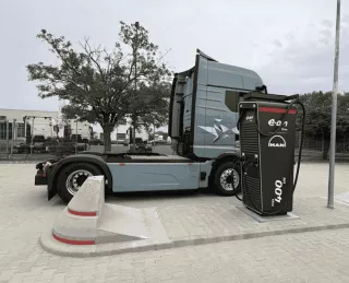 Átadták Magyarország első, kifejezetten elektromos kamionok számára kialakított nyilvános töltőállomását