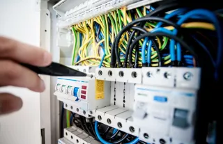 Hogyan biztosítható az elektromos rendszerek megbízhatósága és biztonsága?