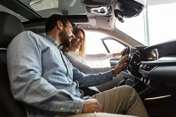 adaptív tempomat radar és kamera az autóban segíti a vezetőt