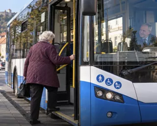 Elfogadták a jogszabályt - a nyugdíjasok utazási kedvezménye így néz ki