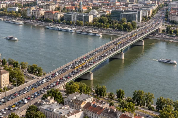 Hídmosás lesz hétvégén Budapesten, így kerüld el a dugókat!