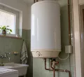 Mennyi árammal fogyaszt többet egy vízköves villanybojler?